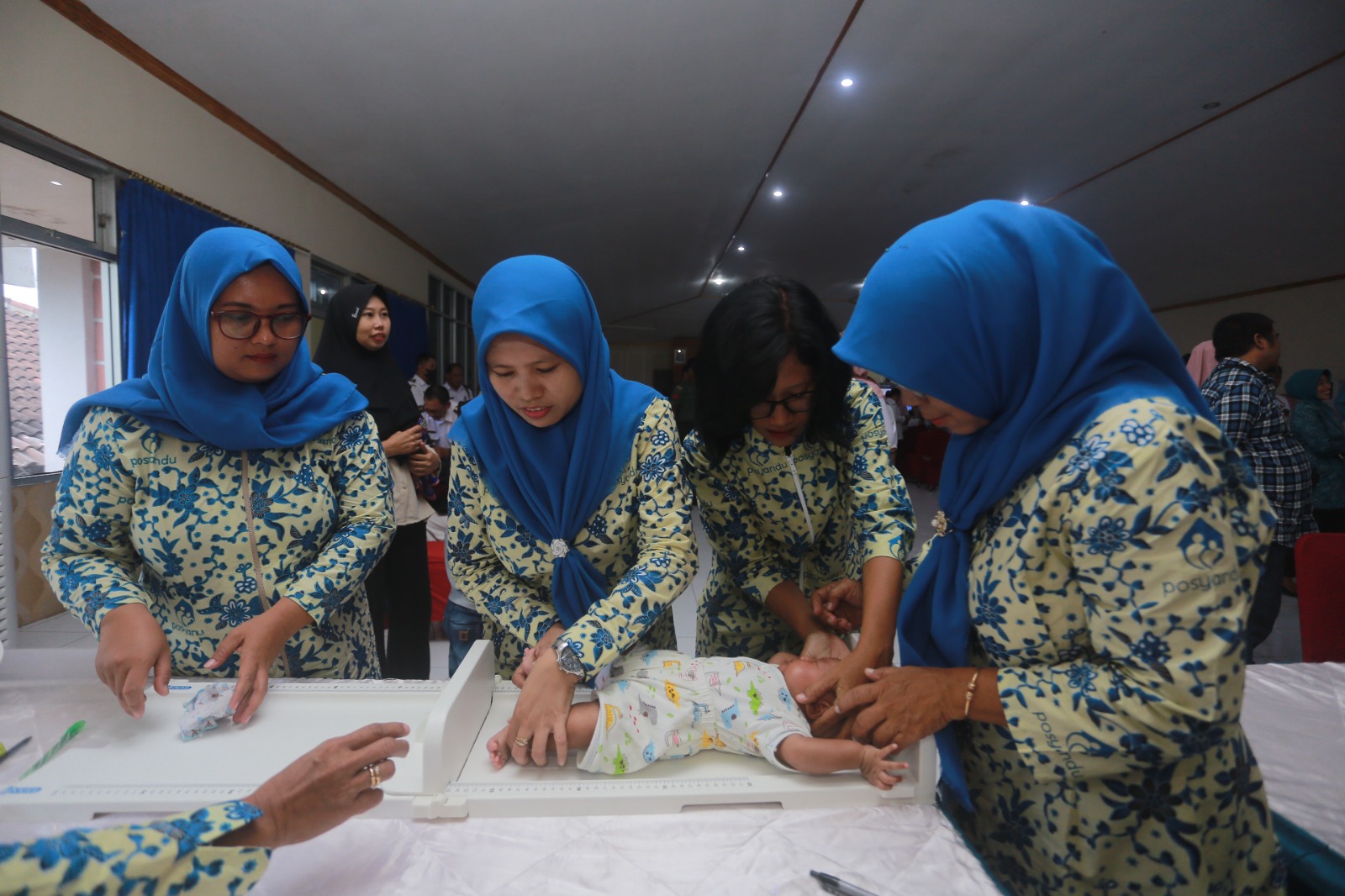 Kader posyandu memantau tinggi badan balita dalam Bulan Timbang sebagai upaya percepatan penanganan stunting di Kota Madiun. DOK RADAR MADIUN
