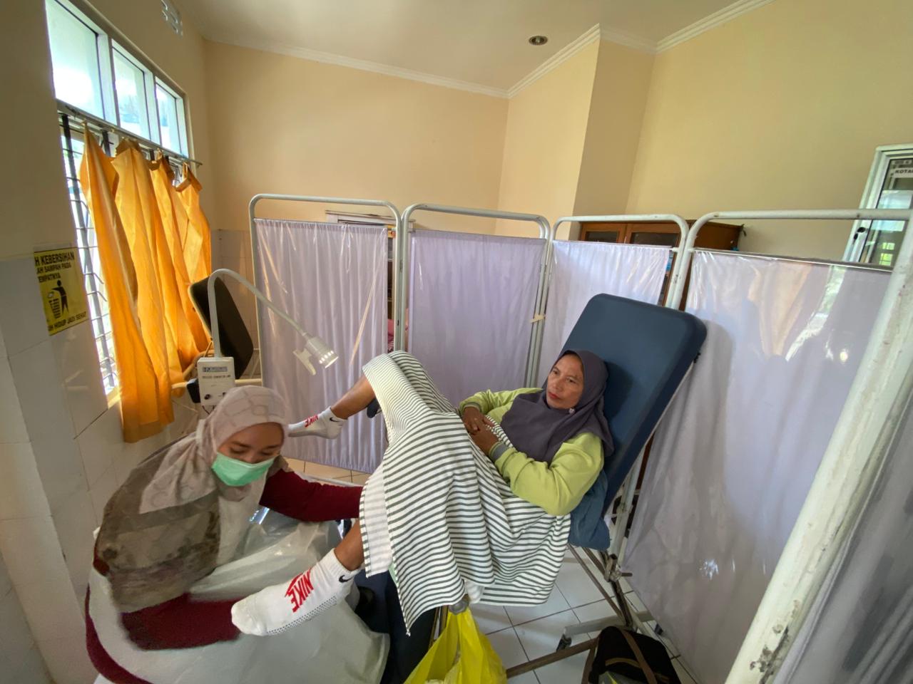 Petugas Puskesmas Ngegong melakukan skrining HPV bagi perempuan usia 30&ndash;69 tahun sebagai langkah deteksi dini kanker serviks di Sogaten. ERLITA HERMININGSIH/RADAR MADIUN