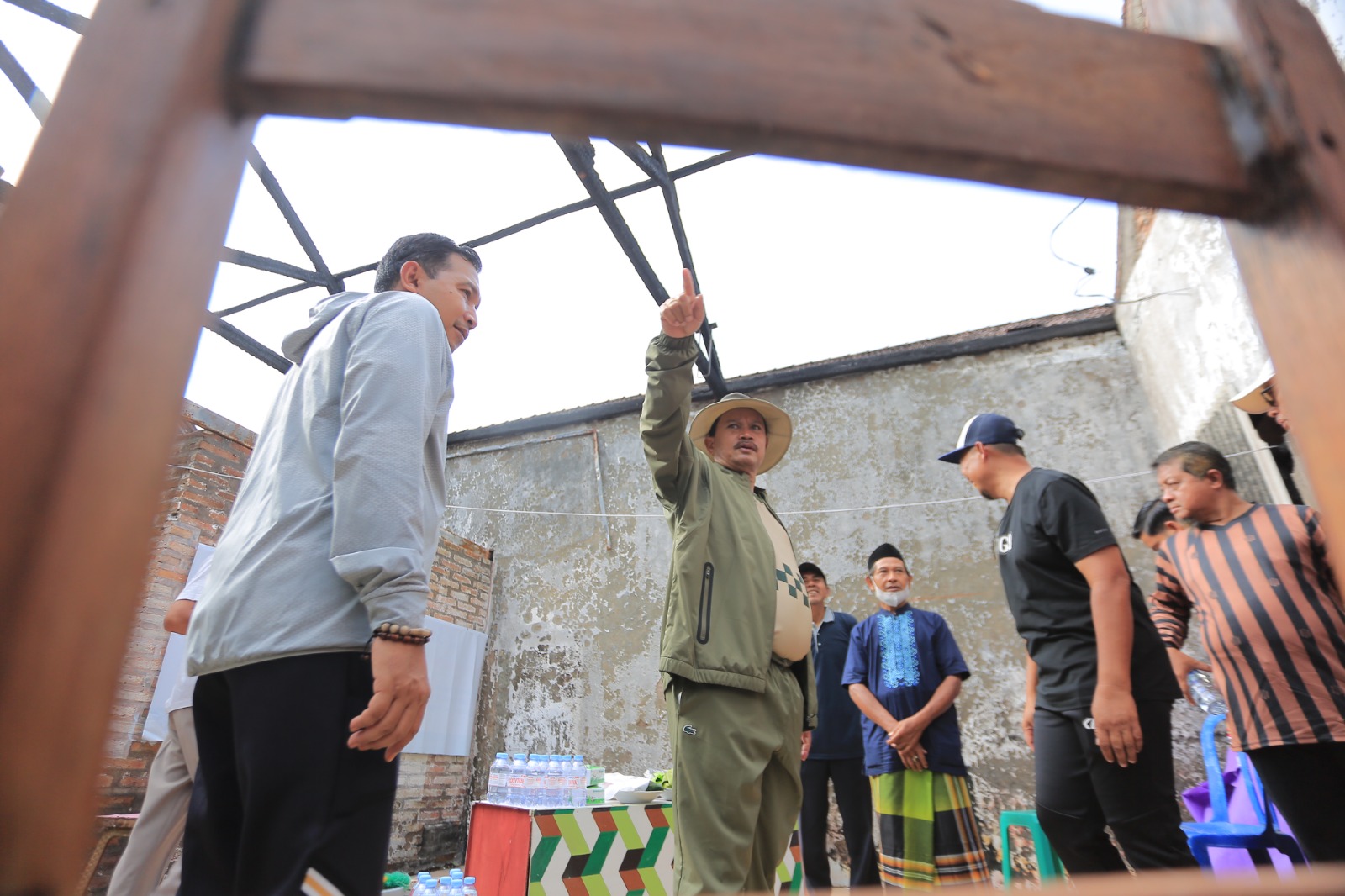 Suyatno menerima bantuan perbaikan rumah yang terbakar pada September lalu; Pemkot Madiun menyalurkan stimulan dan material bangunan. BAGAS BIMANTARA/RADAR MADIUN