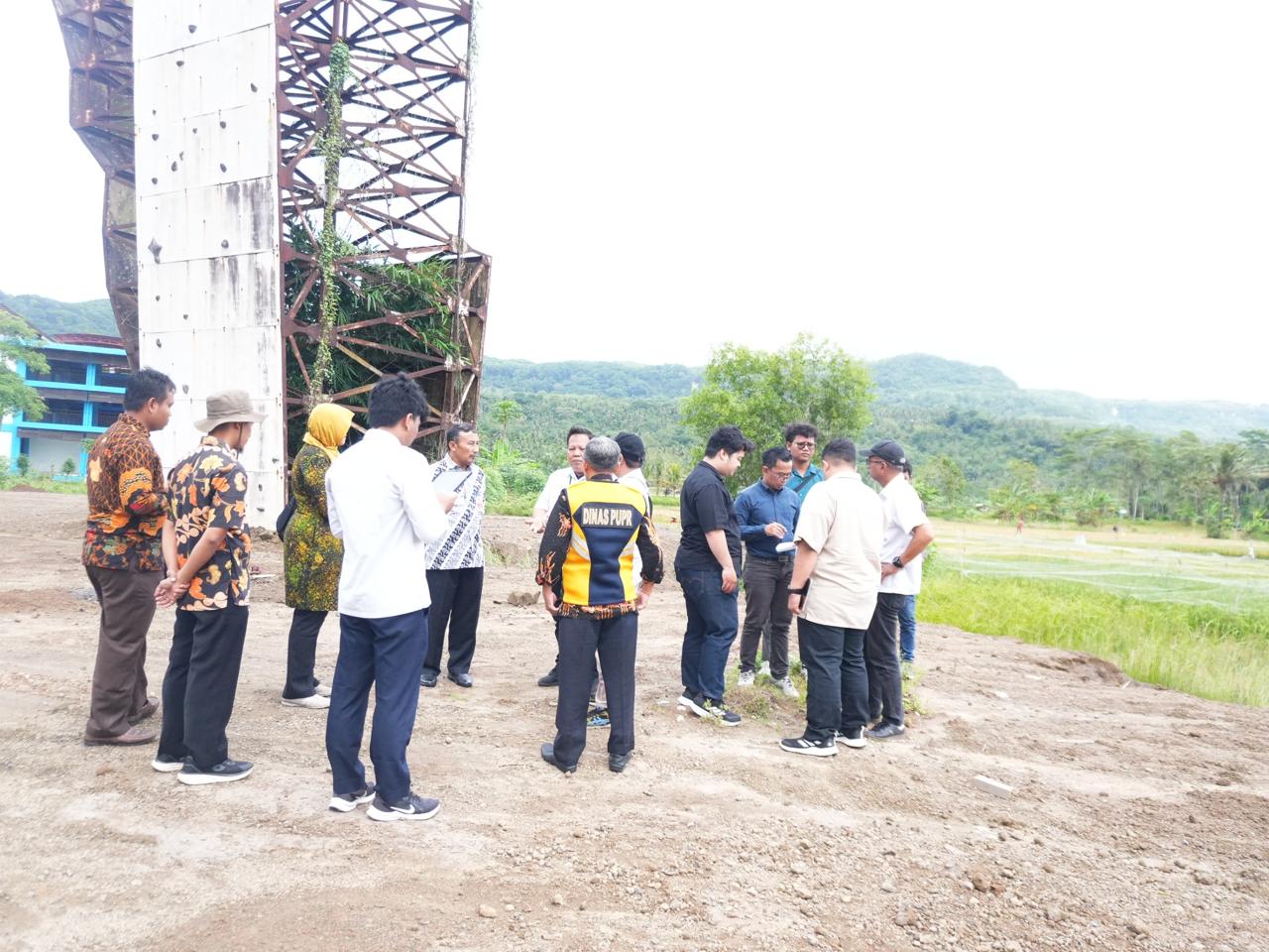 Petugas Kementerian PUPR meninjau lokasi pembangunan SR tahap II di Pacitan sebagai persiapan sebelum pekerjaan dimulai akhir November. DOK RADAR PACITAN