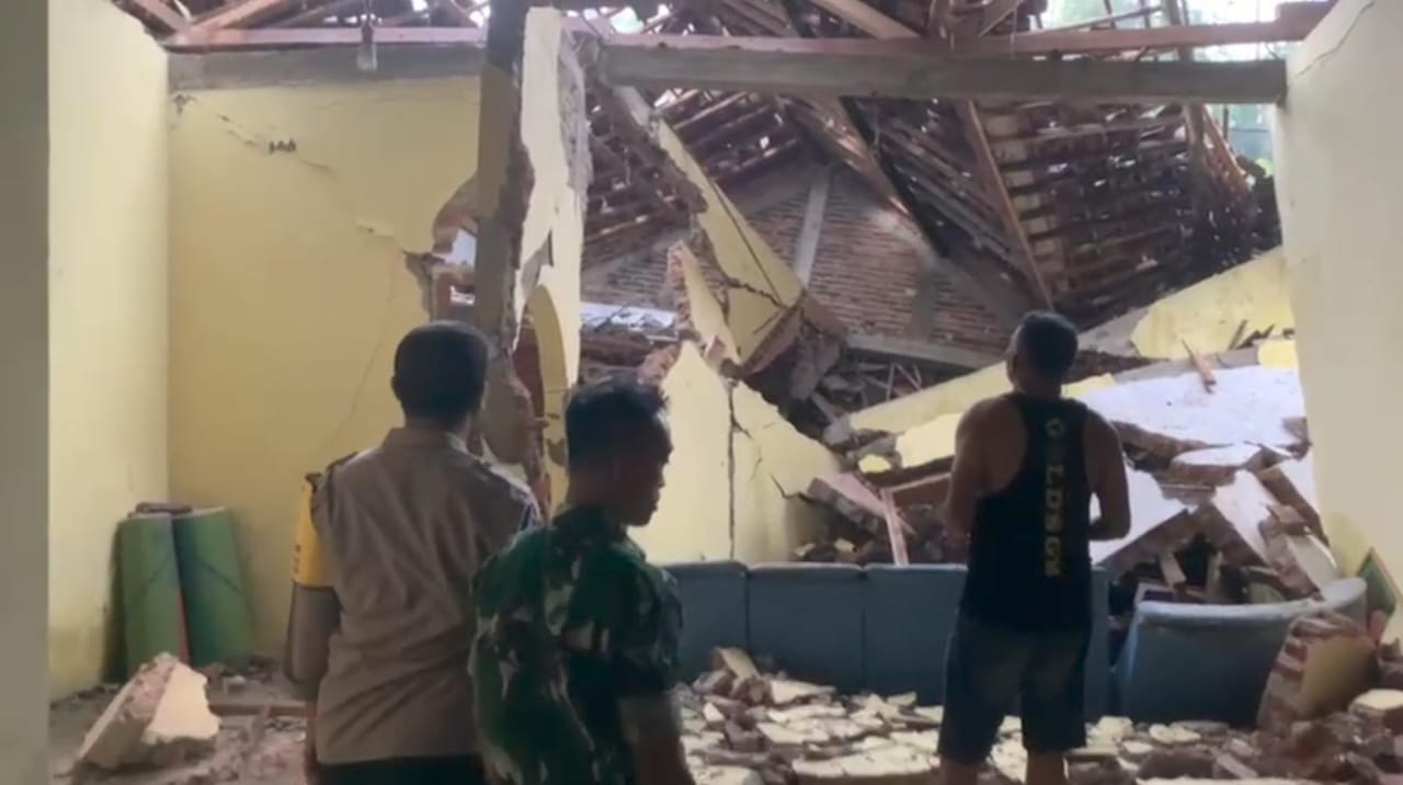 Material longsor di Desa Wagir Kidul, Pulung, menimbun rumah warga dan kendaraan, Rabu sore (19/11). BPBD masih melakukan pembersihan. FOTO: ISTIMEWA