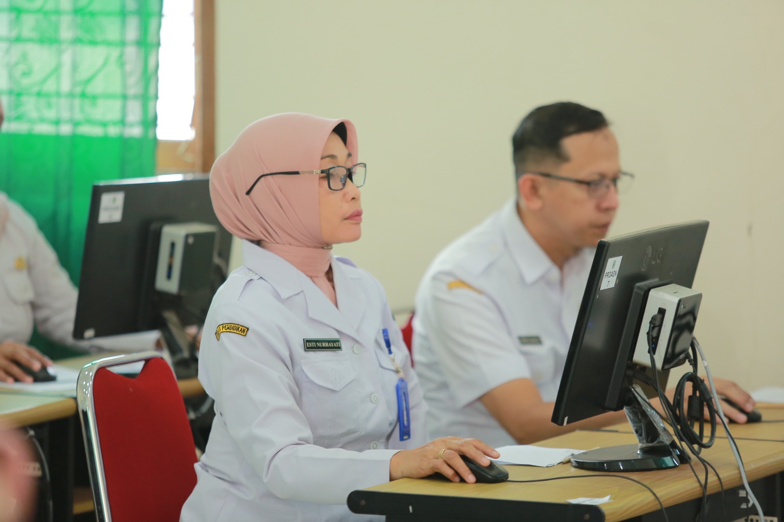 Ratusan ASN Pemkot Madiun mengikuti asesmen profiling talenta menggunakan sistem CAT di SMPN 4 Madiun, Rabu (19/11). BAGAS BIMANTARA/RADAR MADIUN