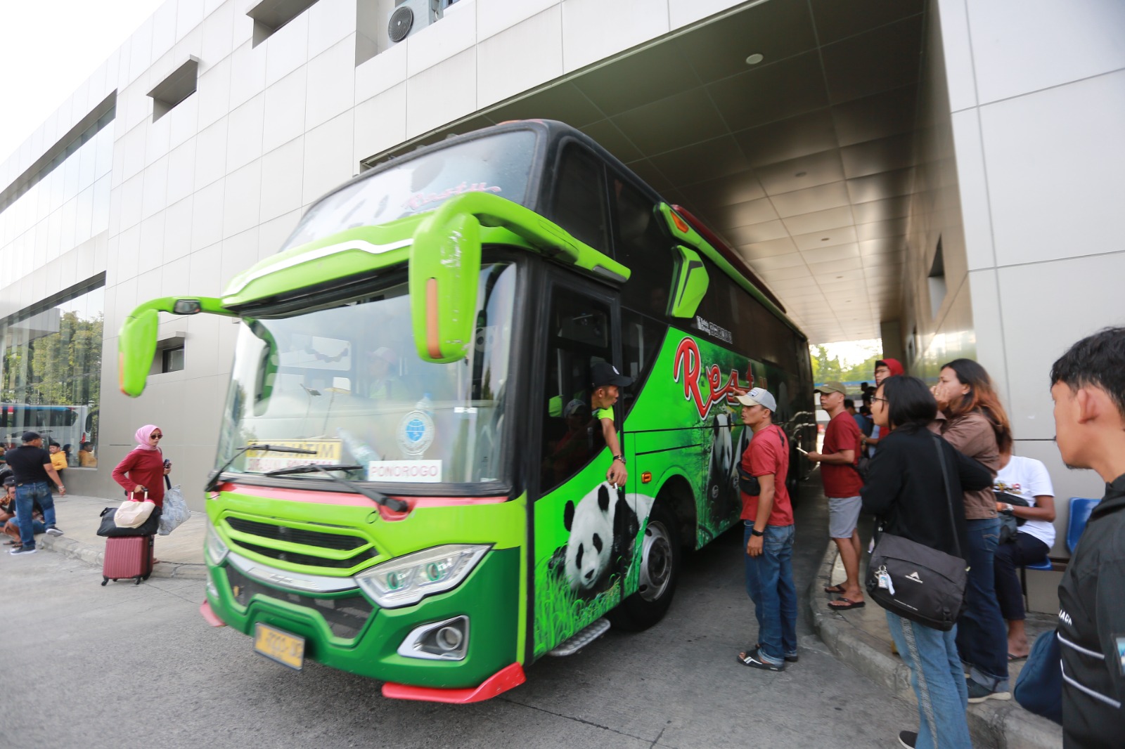 Penumpang mengantre naik bus tujuan Surabaya di Terminal Purboyo Madiun, Rabu (19/11), saat persiapan layanan Nataru mulai dilakukan. BAGAS BIMANTARA/RADAR MADIUN