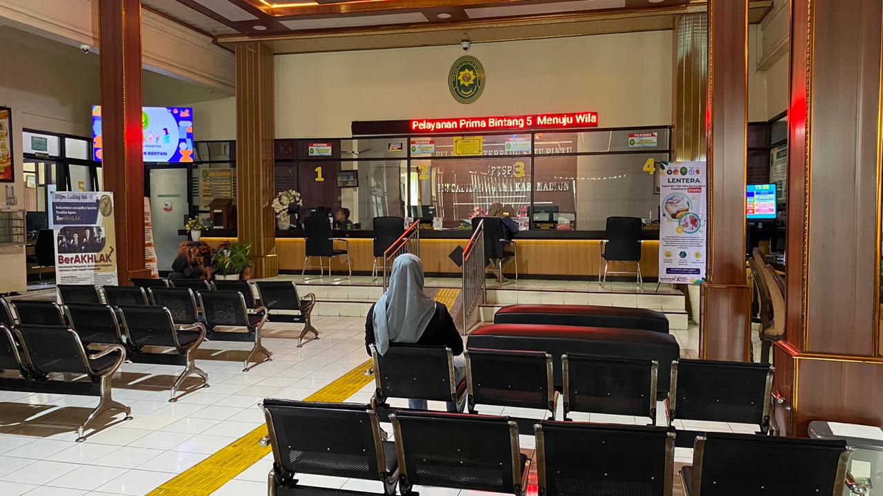 Pelayanan di Pengadilan Agama Kabupaten Madiun tampak dipadati pengunjung seiring tingginya perkara perceraian yang masuk sepanjang tahun ini. DIAN RAHAYU/RADAR MADIUN