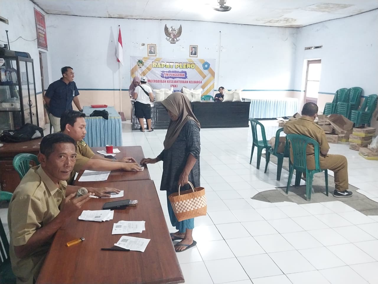 Warga Desa Sidomulyo antusias membeli sembako bersubsidi dalam operasi pasar murah yang digelar Pemkab Madiun untuk menekan inflasi. DIAN RAHAYU/RADAR MADIUN