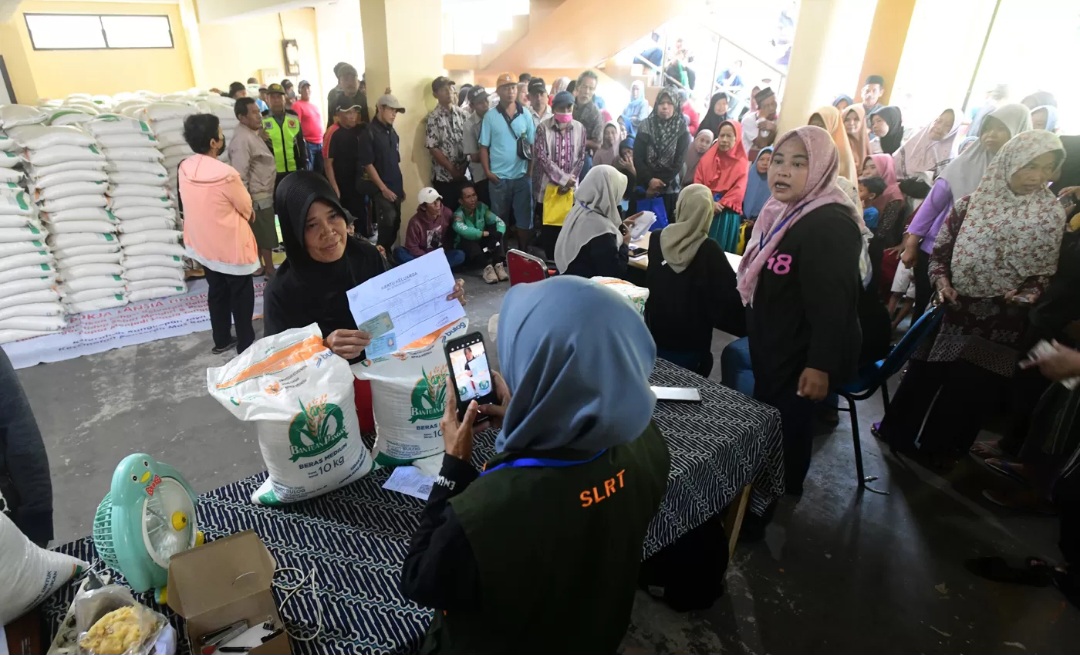 Keluarga Penerima Bantuan Pangan (PBP) antri untuk menerima Bantuan Pangan Non Tunai (BPNT).