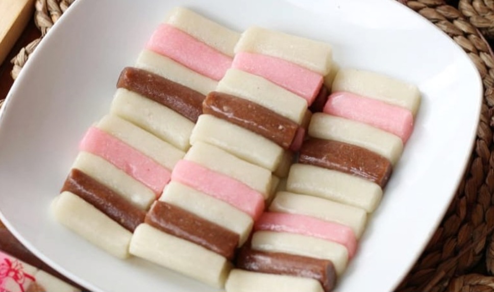 Getuk Trio adalah ikon kuliner Magelang yang melegenda. Terbuat dari singkong halus dengan tiga lapisan warna&mdash;cokelat, putih, dan merah muda&mdash;kue ini punya rasa manis legit dan tekstur lembut.
