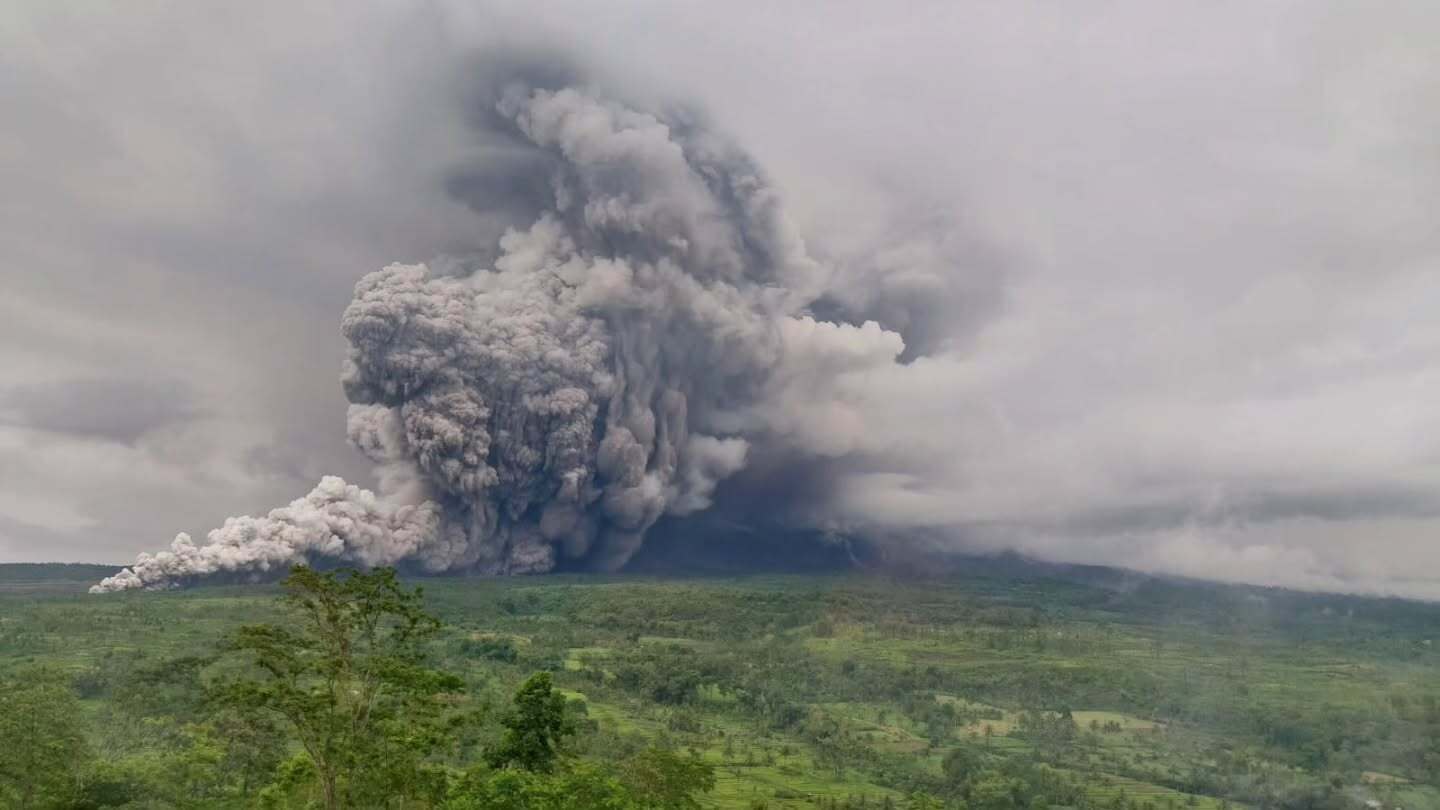 Gunung Semeru erupsi.