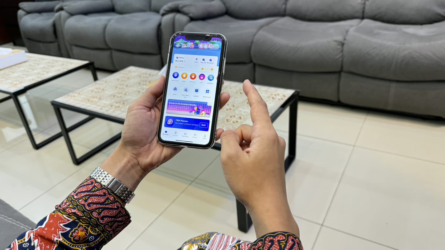 Petugas KAI Daop 7 Madiun menyosialisasikan program Railpoint, layanan loyalitas baru yang memberi banyak keuntungan bagi pelanggan setia kereta api.