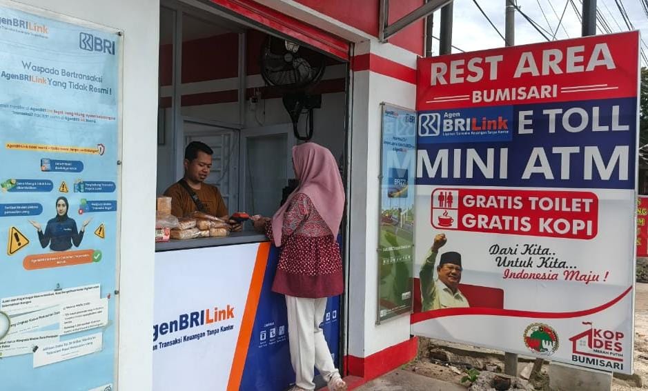 Pengelola Koperasi Desa Merah Putih melayani transaksi warga melalui AgenBRILink yang kini menjadi pusat aktivitas keuangan di Bumisari.