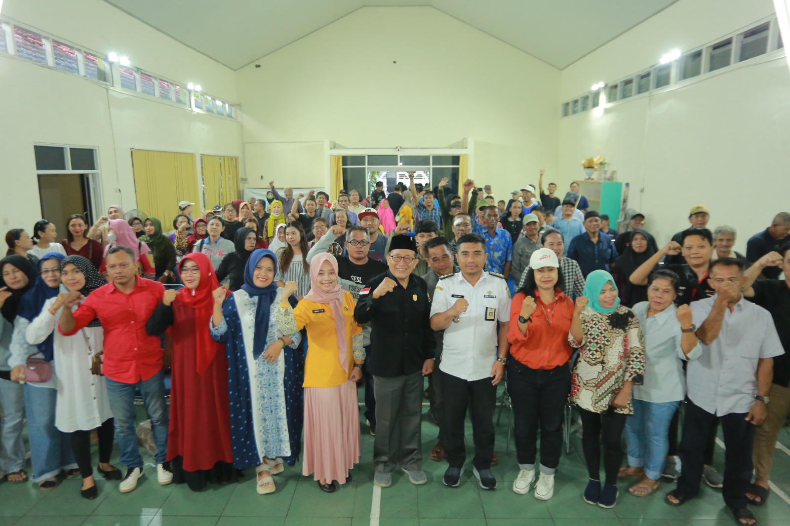Wakil Ketua DPRD Kota Madiun Sutardi menggelar reses dengan konstituennya di Kelurahan Kejuron, Rabu (19/11). BAGAS BIMANTARA/JAWA POS RADAR MADIUN