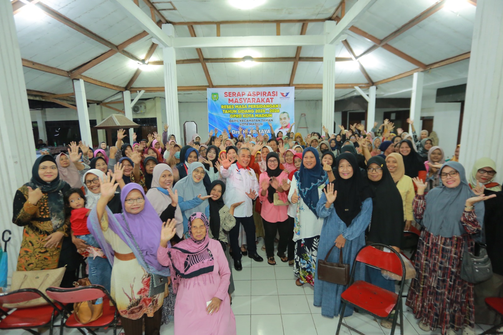 Ketua DPRD Kota Madiun Armaya bertatap muka dengan konstituennya termasuk bersama para emak-emak di Wisma Purbohayu, Jalan Salak, Selasa (18/11) malam lalu. BAGAS BIMANTARA/JAWA POS RADAR MADIUN