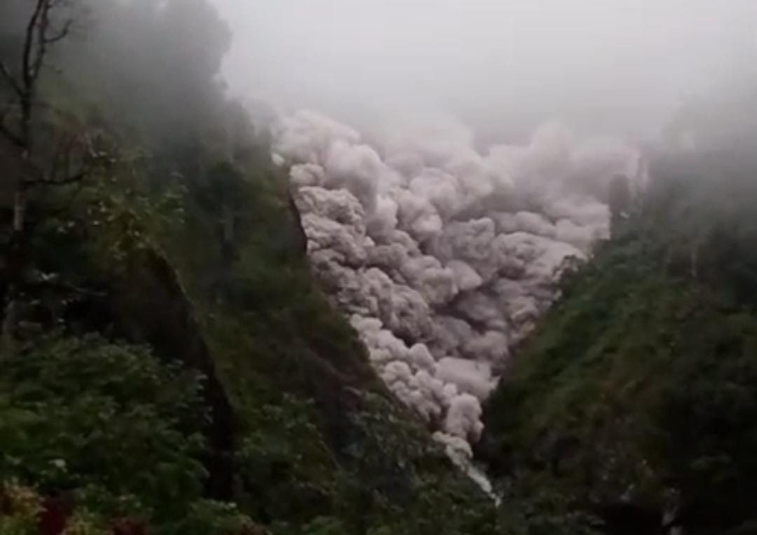 Kolom abu Gunung Semeru terpantau membumbung hingga 2.000 meter saat erupsi Rabu sore (19/11), mengarah ke utara dan barat laut. TANGKAPAN LAYAR