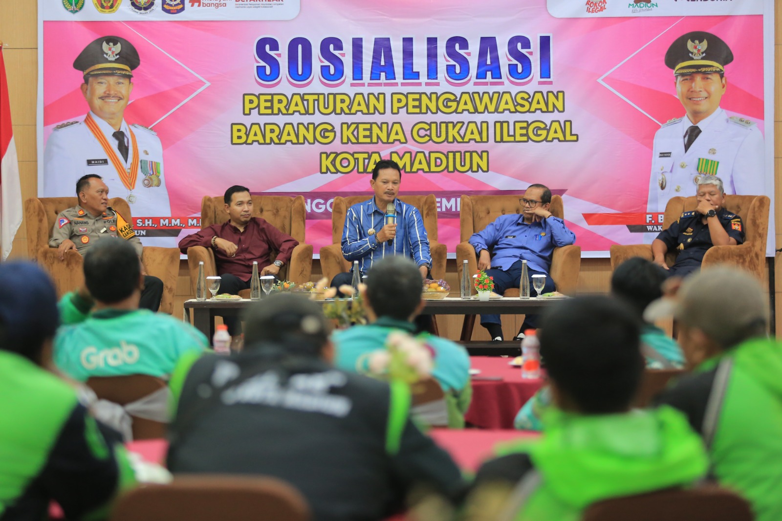 Wali Kota Maidi memberikan arahan kepada para pengemudi ojol dalam sosialisasi pemberantasan rokok ilegal di Kota Madiun. BAGAS BIMANTARA/JAWA POS RADAR MADIUN