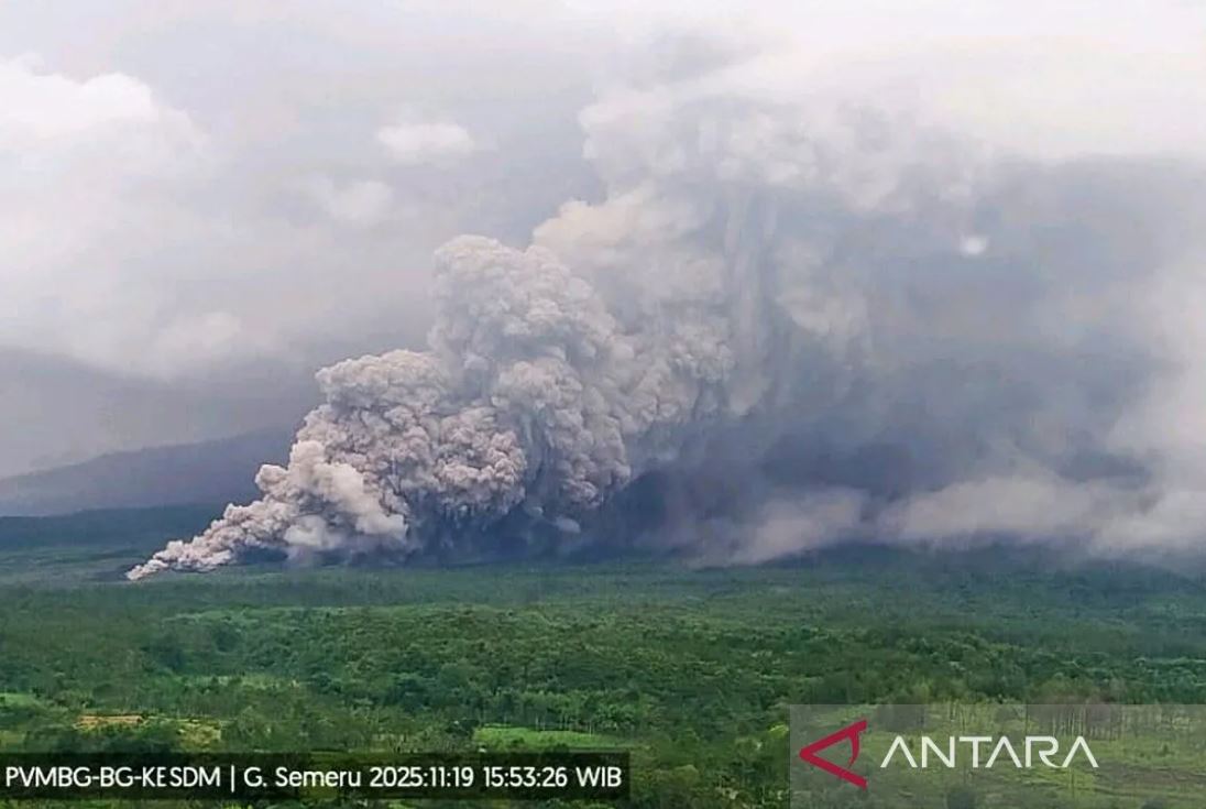 Erupsi Gunung Semeru kembali meningkat. Status tanggap darurat ditetapkan demi keamanan jelang liburan akhir tahun 2025.