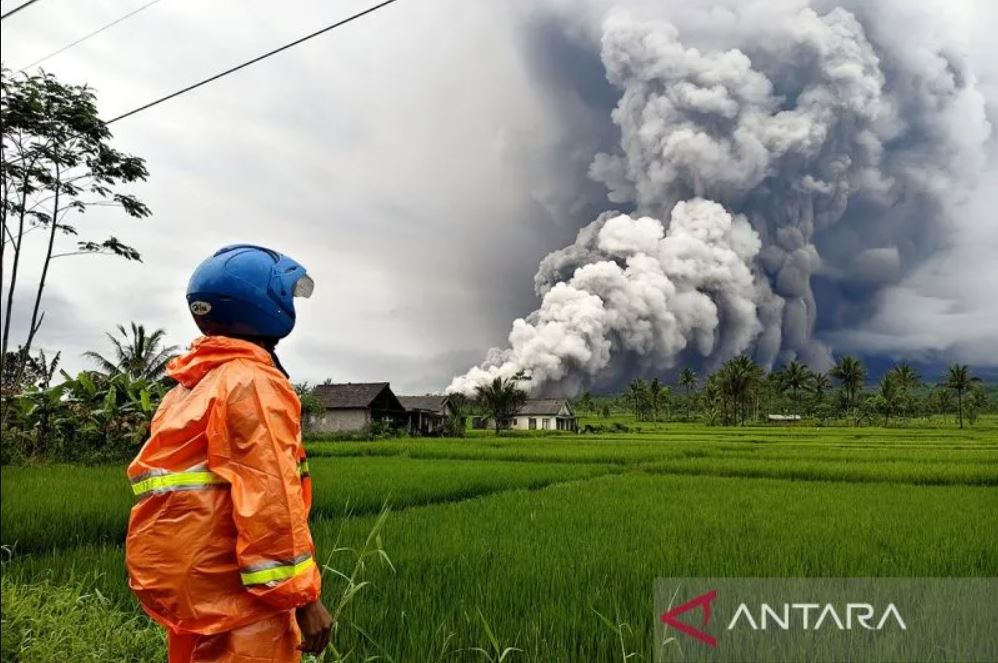 Material vulkanik yang menyembur dari Gunung Semeru di Kabupaten Lumajang, Jawa Timur, Rabu (19/11/2025).