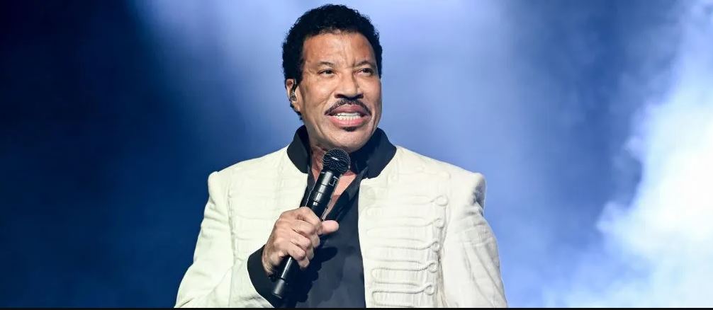 Perjalanan Lionel Richie dari musisi kampus hingga ikon musik dunia.