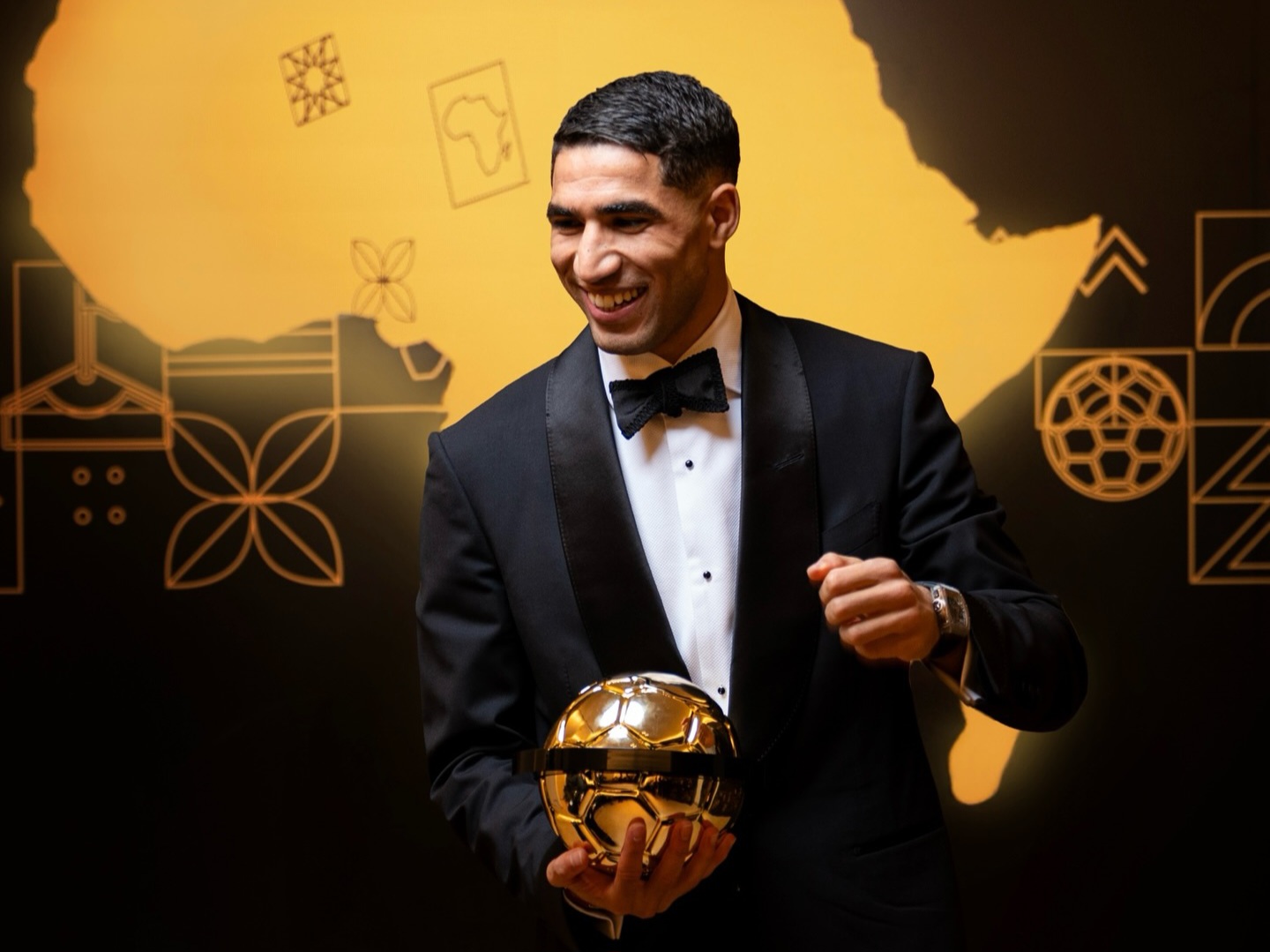 Achraf Hakimi usai menerima trofi.