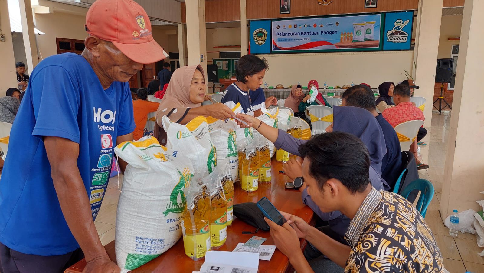 Warga Desa Sambirejo menerima penyaluran bantuan pangan alokasi Oktober&ndash;November yang kini dikebut Bulog Madiun. LODITYA FERNANDES/RADAR MADIUN