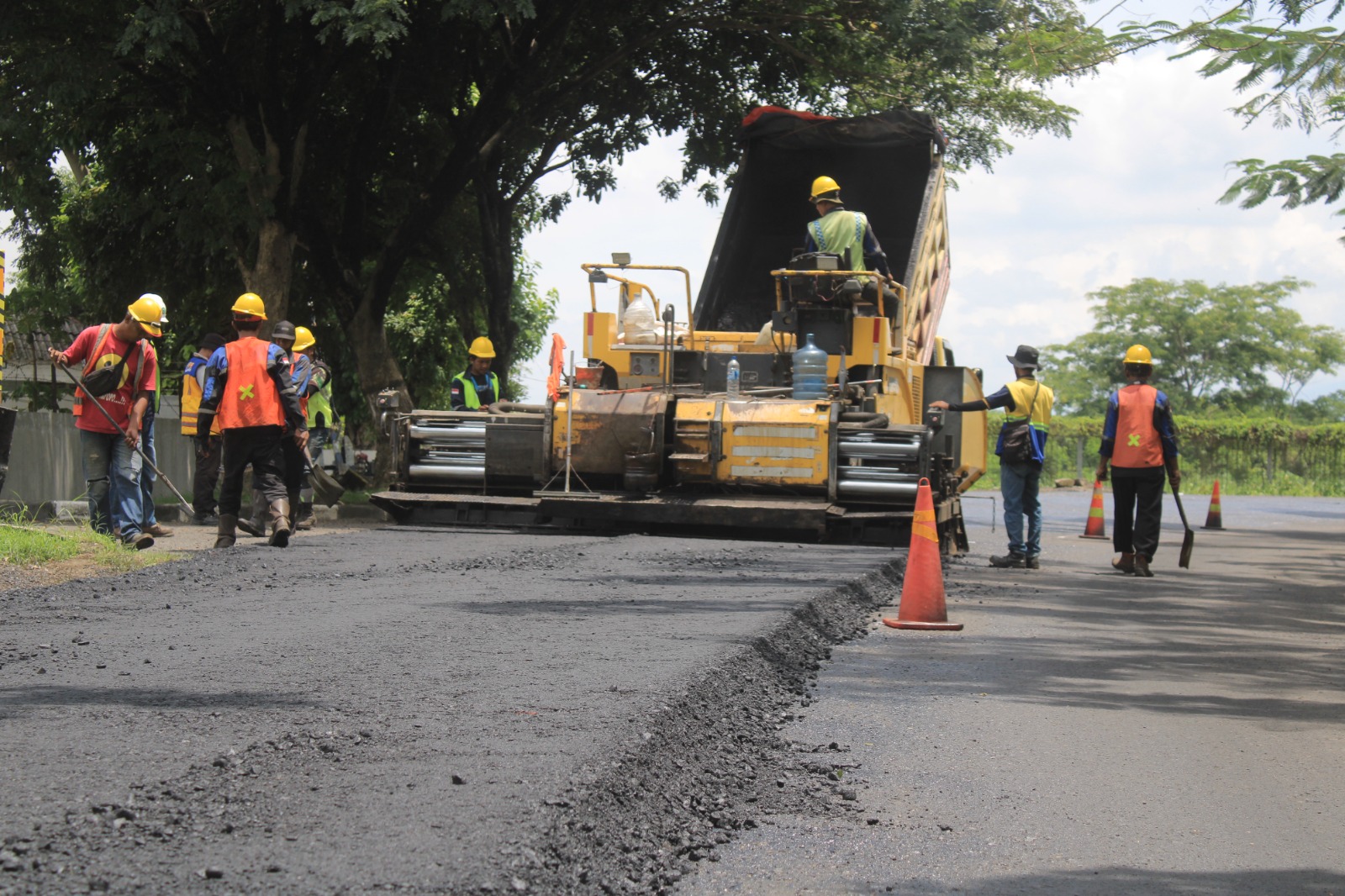 Alat berat mulai mengerjakan perbaikan Jalan Bendo&ndash;Maospati sepanjang lima kilometer yang dibiayai dana JID sekitar Rp 21 miliar. AJI PUTRA/RADAR MAGETAN