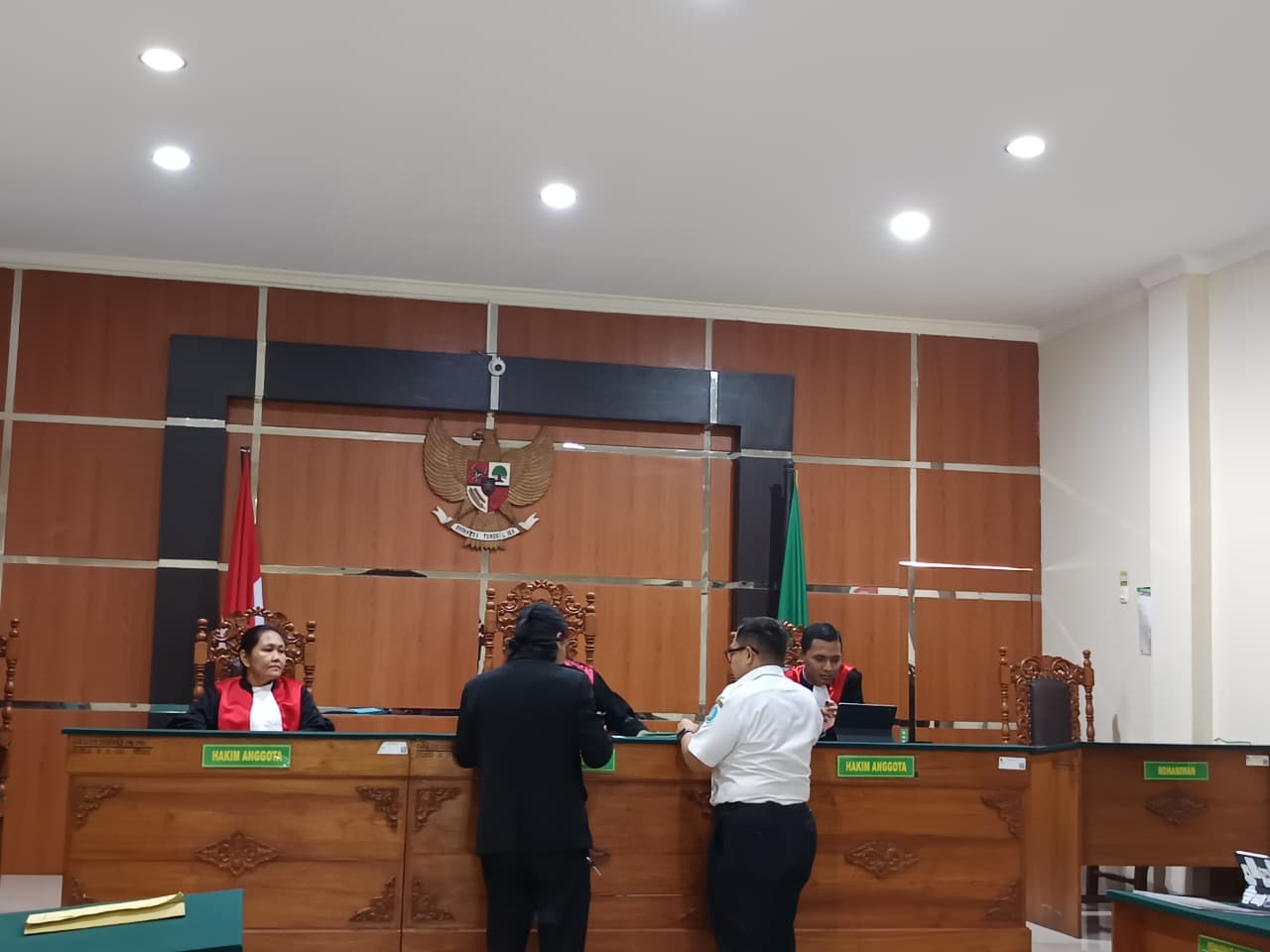Kuasa hukum Gulang Winarno berdiskusi dengan perwakilan Bagian Hukum Setda Ponorogo sebelum sidang gugatan nonjob di PN Ponorogo. SUGENG DWI N/RADAR PONOROGO