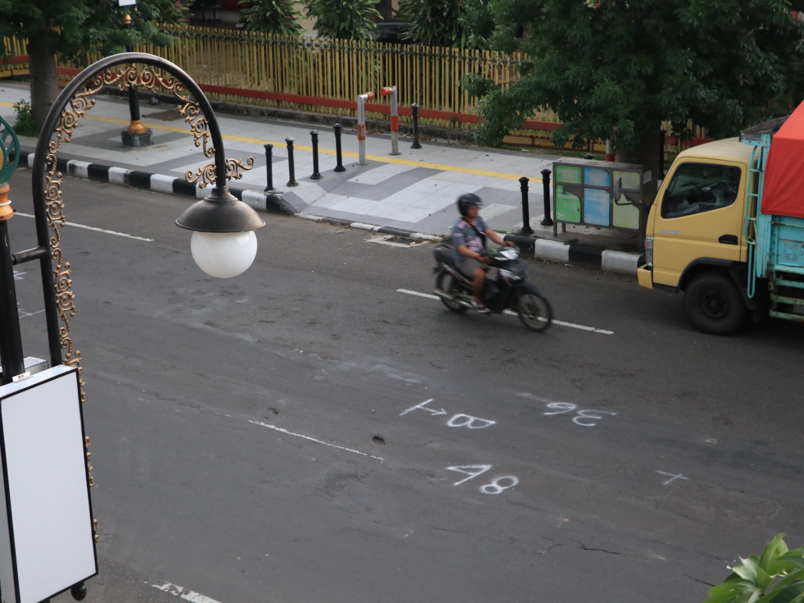 Ruas jalan pusat kota Ponorogo tetap rusak setelah rencana pinjaman Rp 100 miliar batal direalisasikan. SUGENG DWI N/RADAR PONOROGO