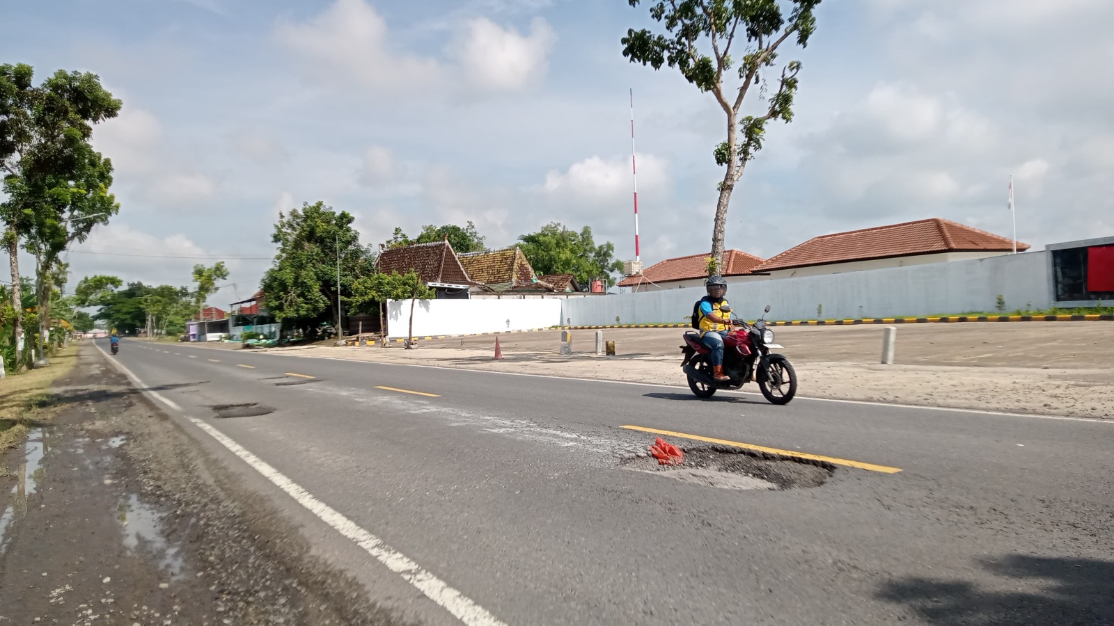 Sejumlah lubang berbahaya kembali muncul di Jalan Caruban&ndash;Ngawi meski sudah ditambal dua pekan lalu. ASEP SYAEFUL/RADAR NGAWI