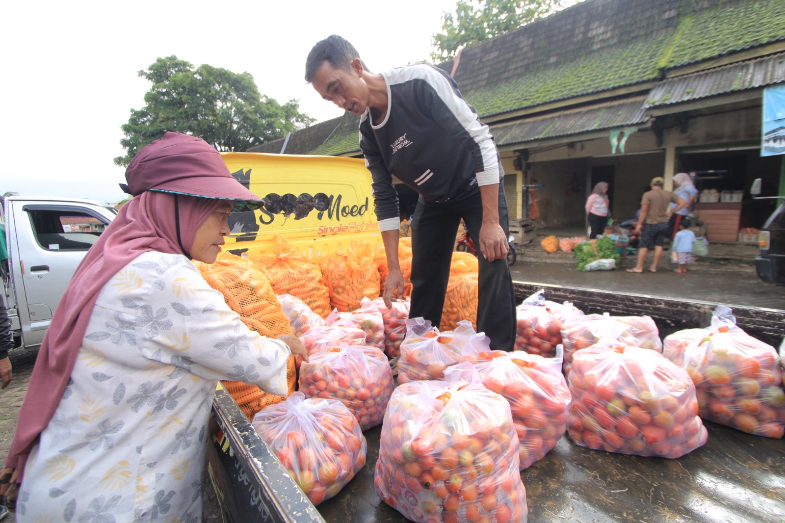 Pedagang di Pasar Agrobis Plaosan menaikkan harga sejumlah sayuran karena pasokan minim dan permintaan meningkat. AJI PUTRA/JAWA POS RADAR MAGETAN
