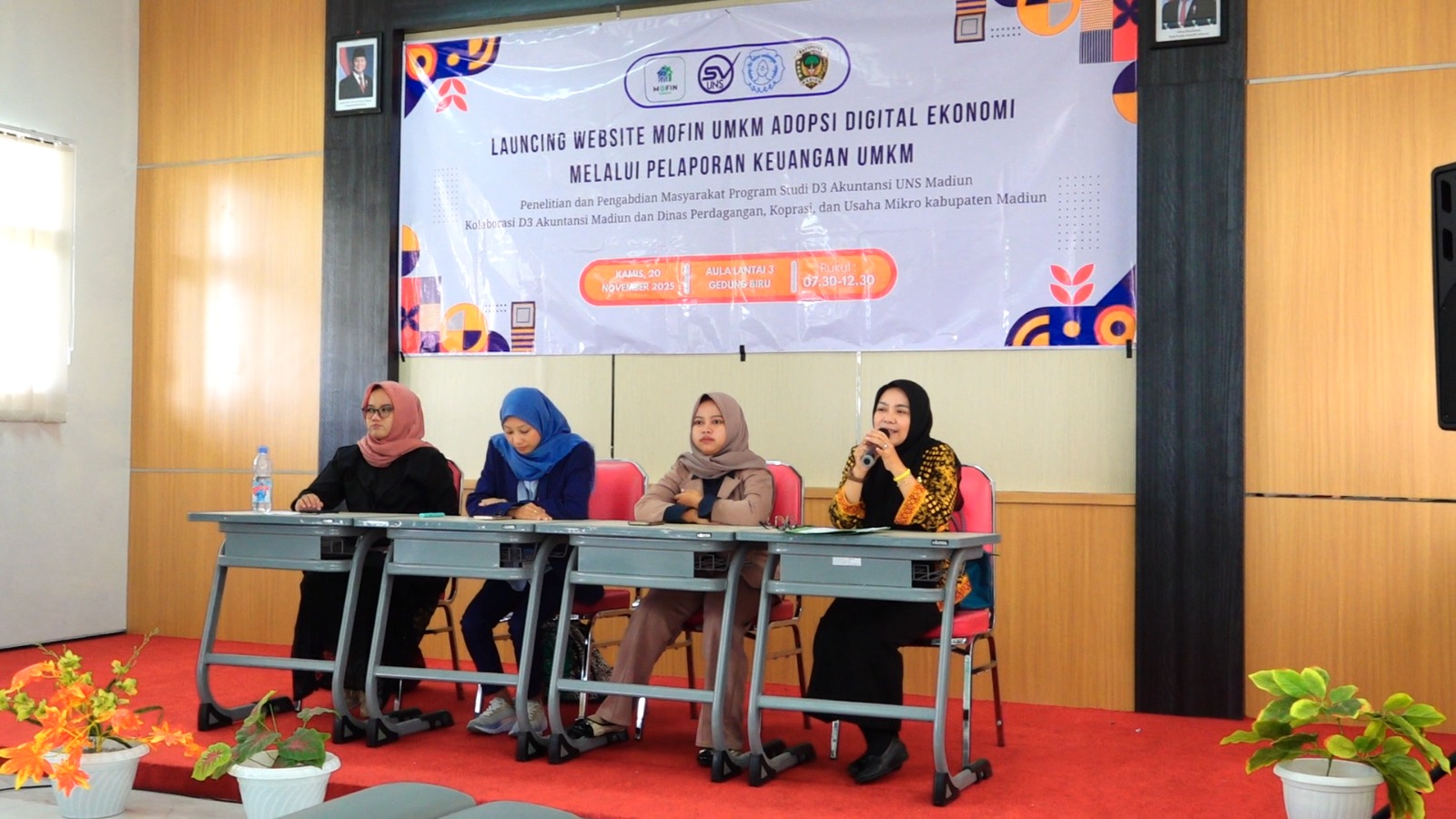 Prosesi peluncuran aplikasi Mofin UMKM oleh UNS, yang ditujukan untuk mendorong digitalisasi laporan keuangan pelaku usaha di Kabupaten Madiun.