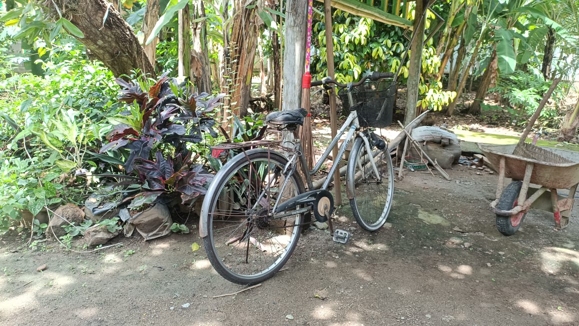 Garasi rumah korban di Desa Menadi, Pacitan, lokasi hilangnya Gran Max yang diduga dibawa kabur maling dengan meninggalkan sepeda ontel.