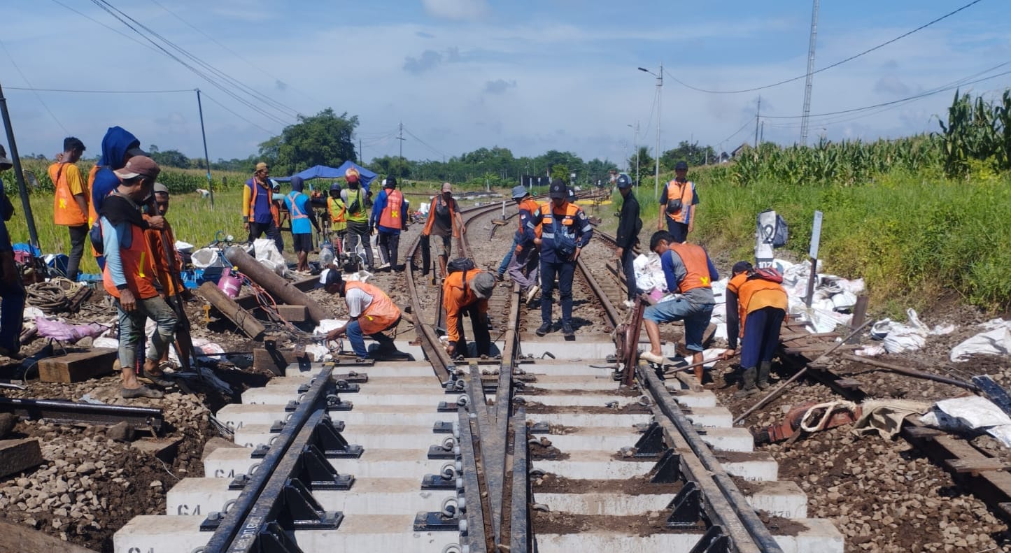 Petugas KAI Daop 7 Madiun melakukan pengecekan dan penggantian wesel di Stasiun Talun sebagai upaya meningkatkan keselamatan perjalanan kereta api. FOTO: HUMAS KAI DAOP 7 MADIUN