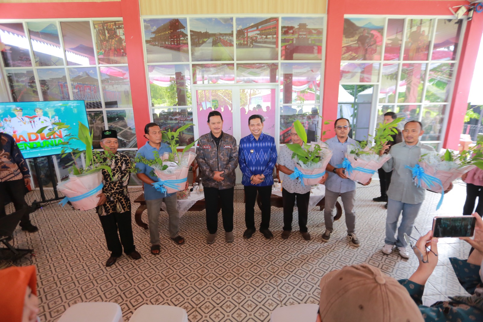Wali Kota Maidi meresmikan Kampung Penyakit Tidak Menular dan membagikan bibit toga kepada warga Kelurahan Banjarejo sebagai upaya menekan kasus hipertensi dan diabetes. BAGAS BIMANTARA/RADAR MADIUN