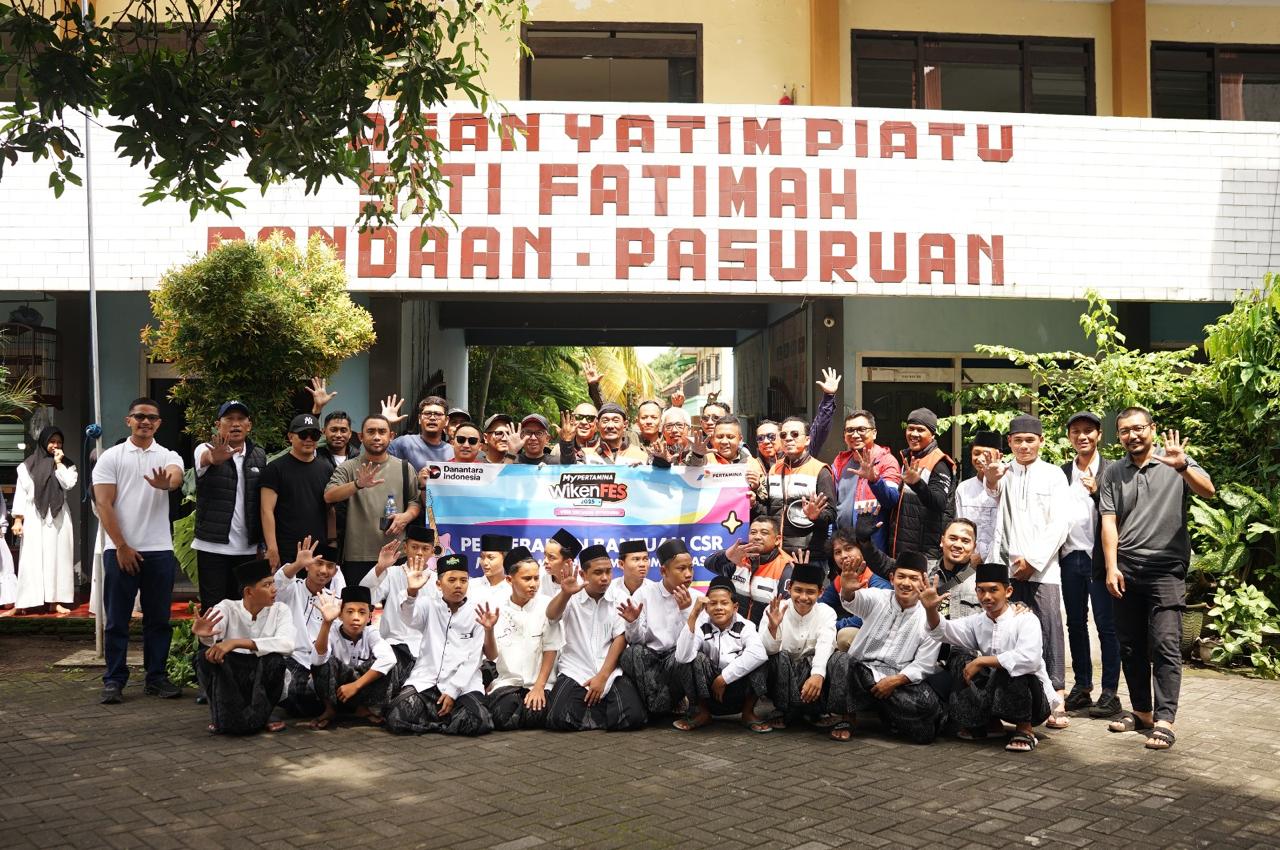 Pertamina Patra Niaga bersama komunitas motor dan mobil menyerahkan donasi 500 sepatu dan paket sembako dalam rangka MyPertamina Wikenfes 2025 di Malang.