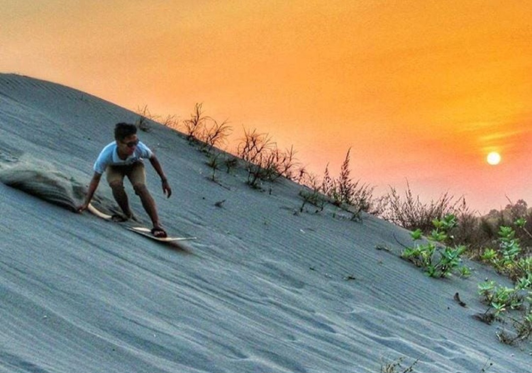 Masih di kawasan Parangtritis, Gumuk Pasir menawarkan pengalaman unik dengan lanskap pasir luas menyerupai gurun Sahara.