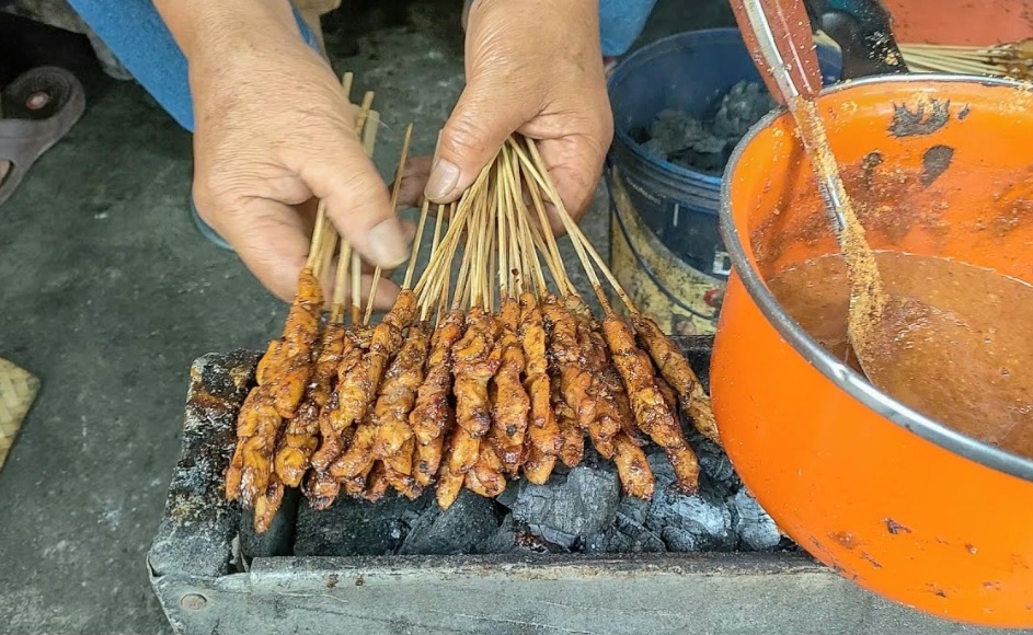 Sate kelinci sudah lama menjadi ikon kuliner Telaga Sarangan.