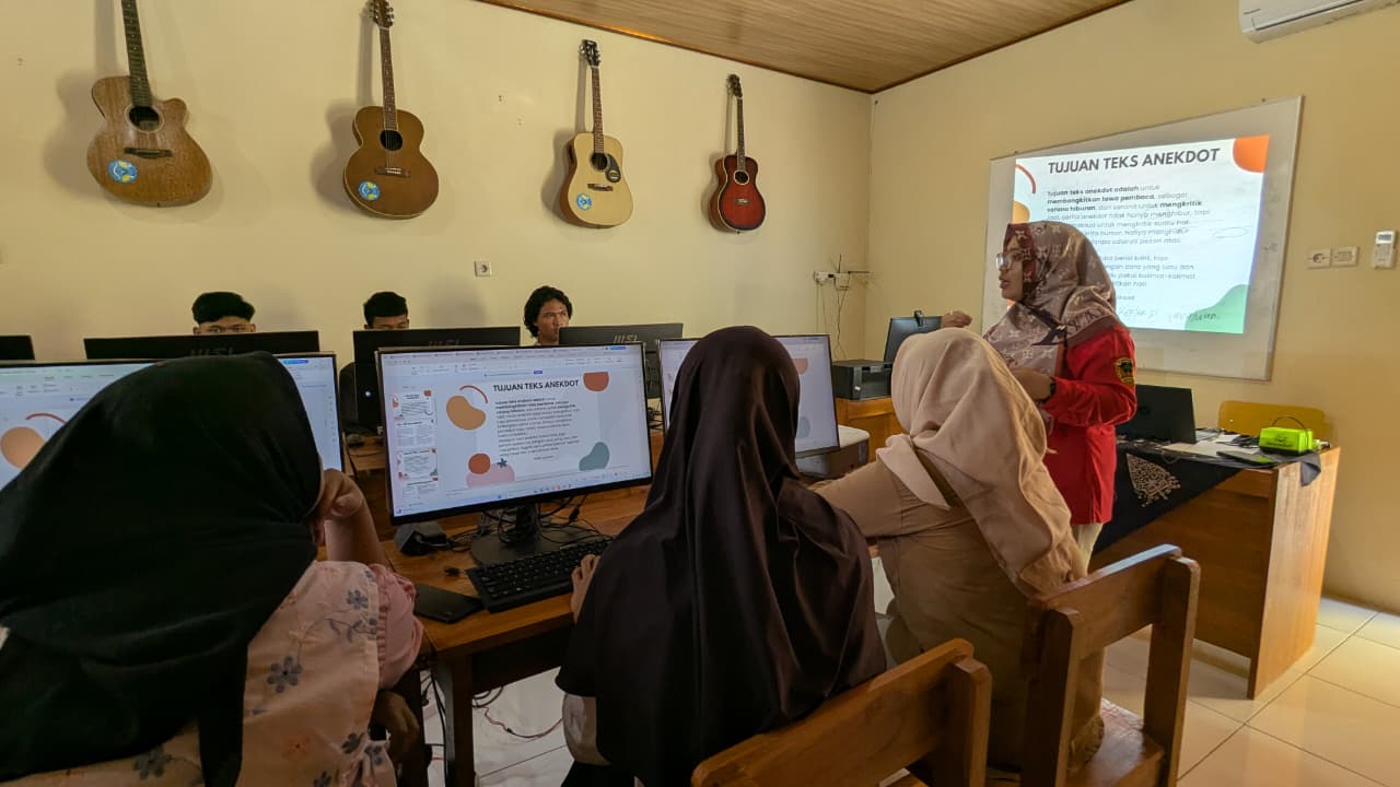 Warga belajar PKBM Mawar mengikuti kegiatan pembelajaran non-formal. Lembaga ini kini menampung 750 peserta dari berbagai daerah.