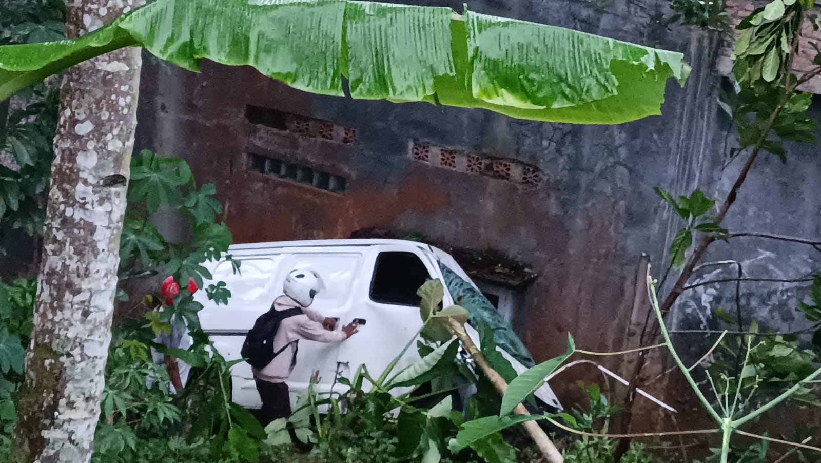 Mobil pengantar paket Daihatsu Gran Max ringsek setelah terjun ke pekarangan sedalam lima meter di Desa Wonogondo, Pacitan. FOTO: ISTIMEWA