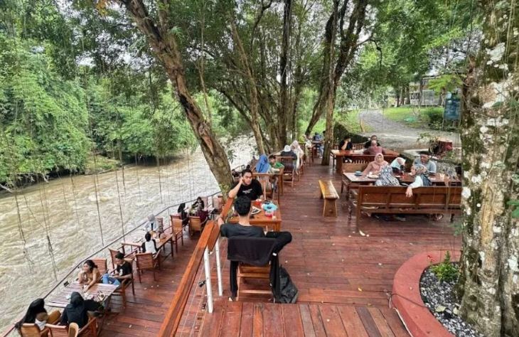 Cafe Puune Riverside Magelang yang syahdu.