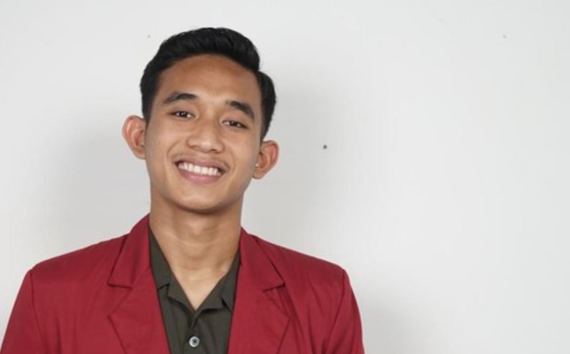 Kapten Persija sekaligus bek Timnas Indonesia, Rizky Ridho, mengenakan jas almamater UM Surabaya.