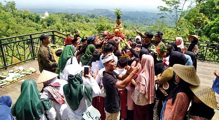 Sedekah Bumi Punthuk Setumbu tradisi Magelang.