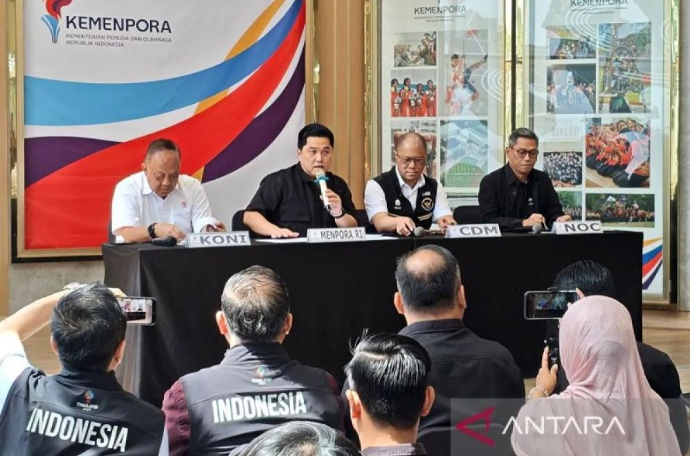 Menpora Erick Thohir bersama pejabat KONI, KOI, dan Chef de Mission SEA Games 2025 memberikan keterangan pers di Kemenpora, Jakarta, Jumat (21/11/2025).
