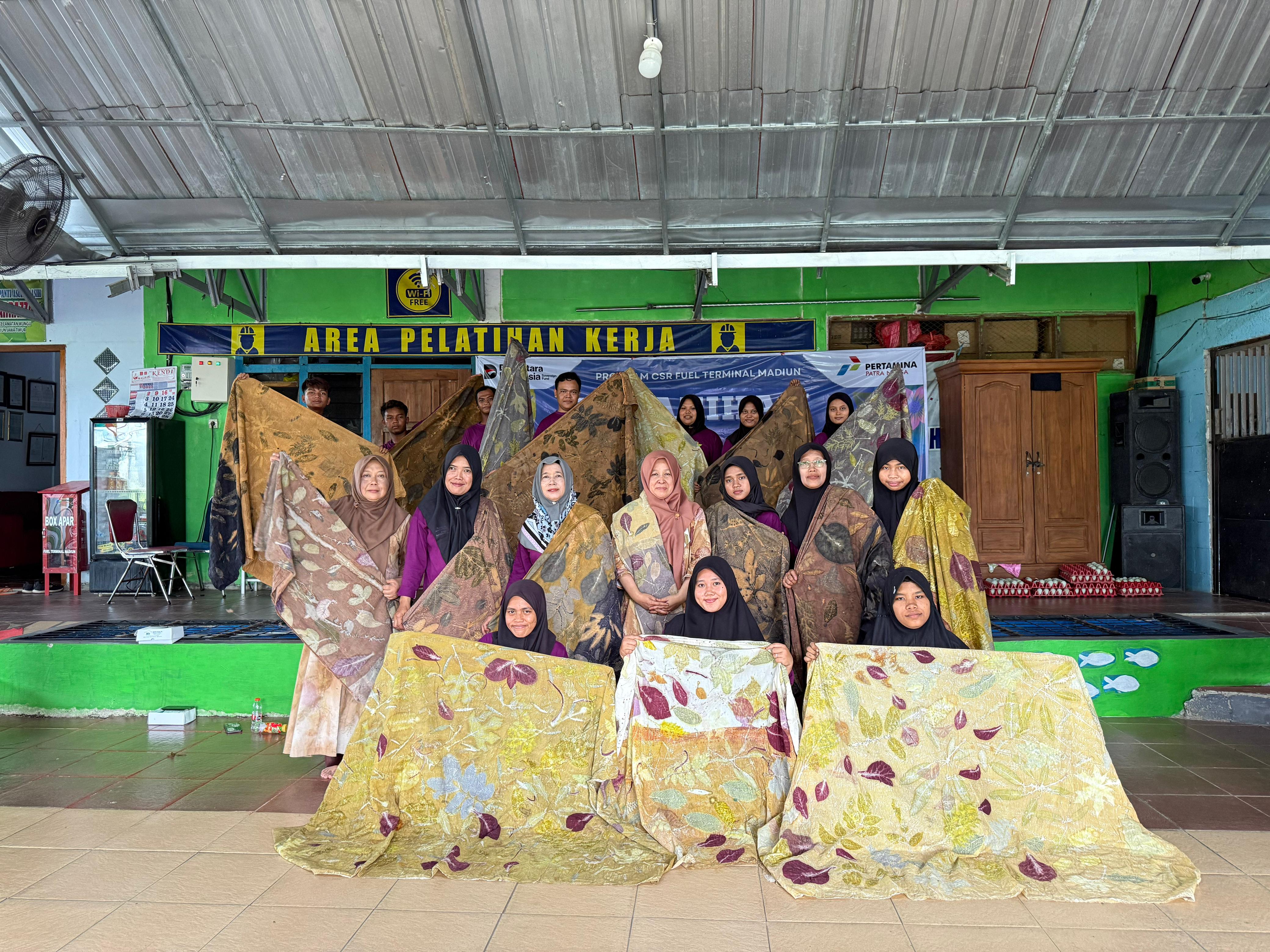 Pertamina Patra Niaga melalui program CSR, menggelar pelatihan batik ecoprint yang diikuti para difabel di Madiun.