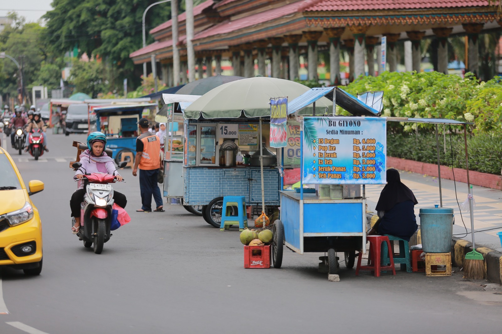PKL di kawasan Alun-alun Kota Madiun diwajibkan memasang daftar harga demi mencegah getok harga dan menjaga kenyamanan pengunjung. BAGAS BIMANTARA/RADAR MADIUN