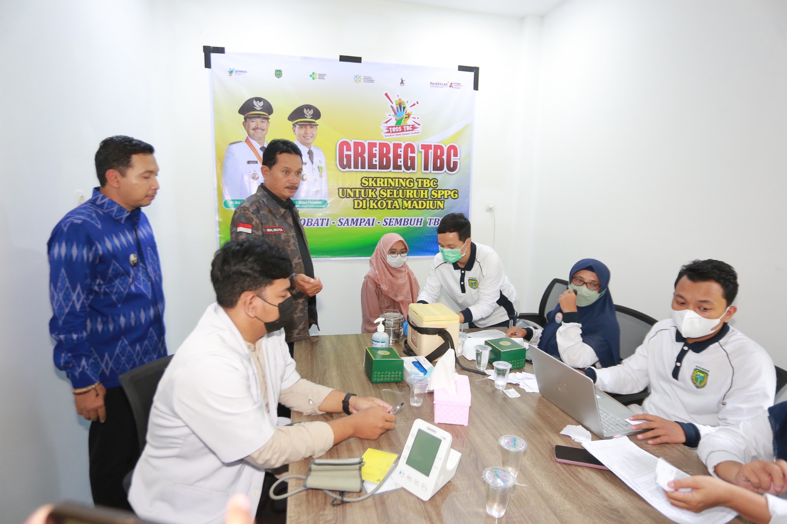 Warga memadati layanan cek kesehatan gratis penyakit tidak menular yang digelar Dinkes-PPKB Kota Madiun di Banjarejo. BAGAS BIMANTARA/RADAR MADIUN