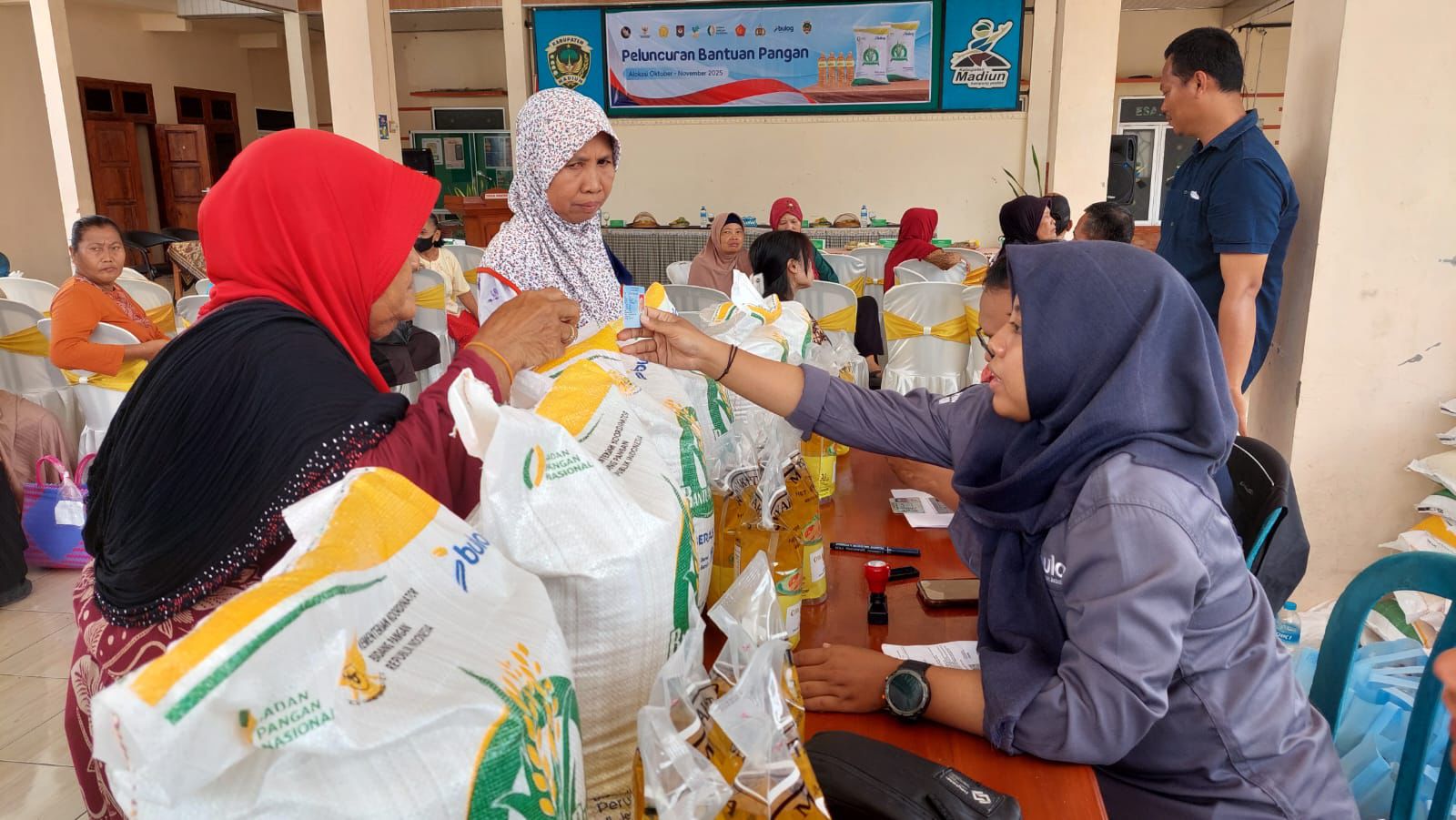 Penyaluran bantuan pangan bagi keluarga miskin di Kabupaten Madiun sebelumnya. BPS menyebut populasi meningkat ikut memengaruhi jumlah penduduk miskin. DOK RADAR MADIUN