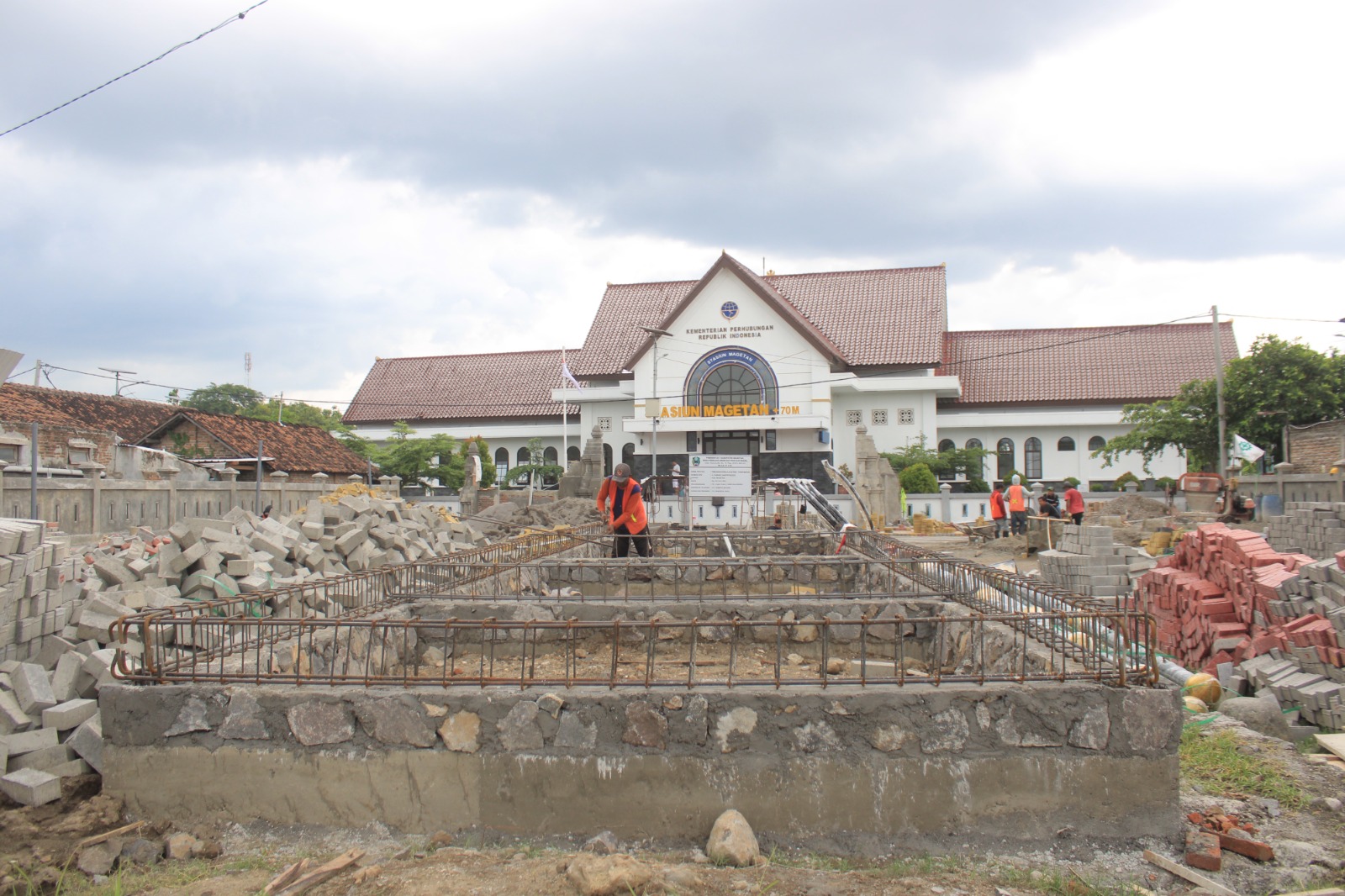 Progres pengerjaan penataan kawasan Stasiun Magetan yang ditargetkan rampung bulan depan. AJI PUTRA/JAWA POS RADAR MAGETAN