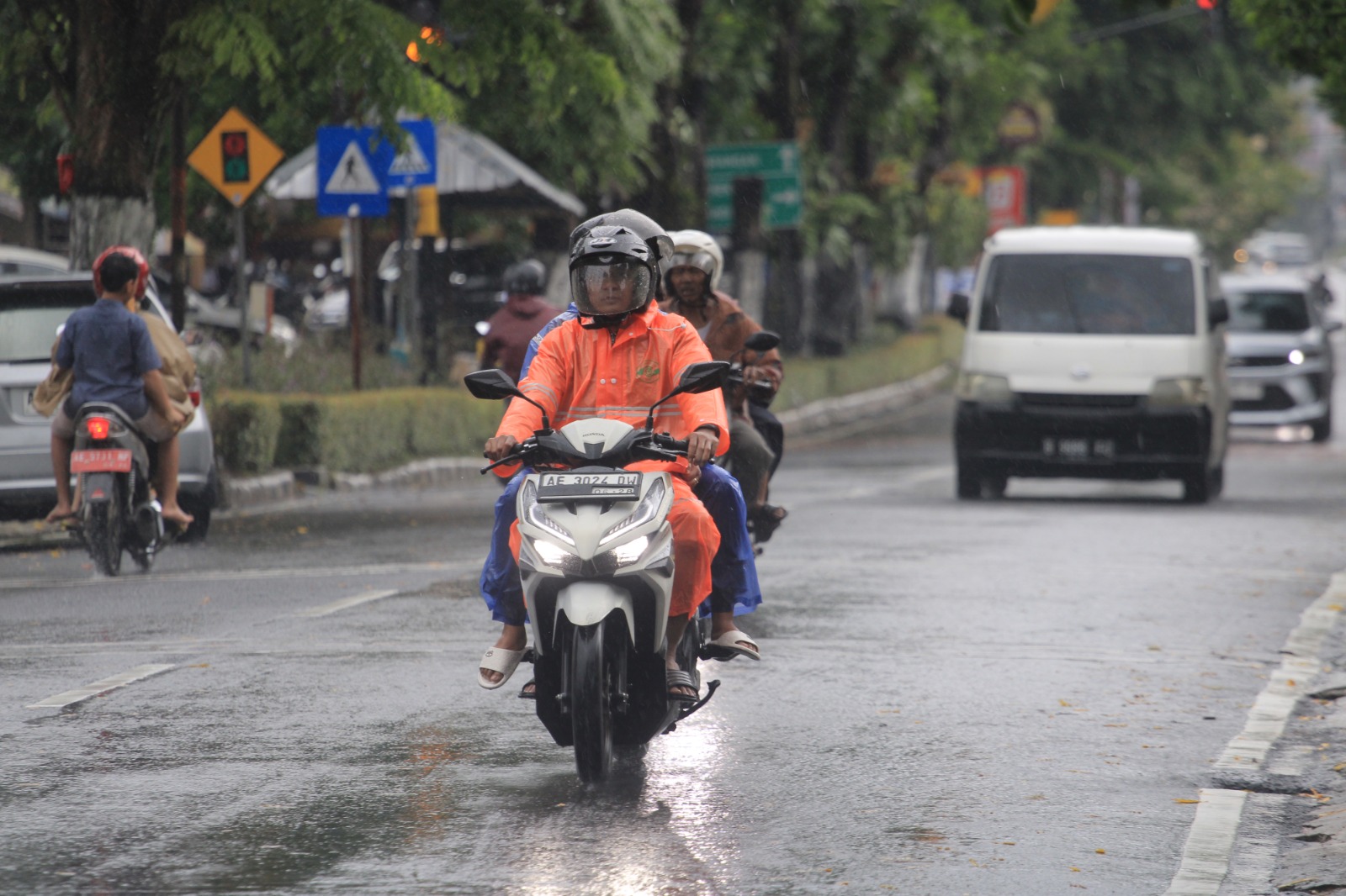 Pengendara motor menerjang hujan di Magetan. BMKG memperingatkan potensi cuaca ekstrem pada 20&ndash;29 November. AJI PUTRA/RADAR PONOROGO
