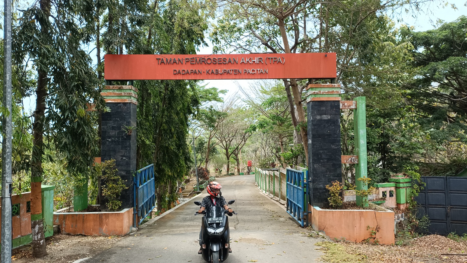 Gapura TPA Pacitan. DLH menyebut sistem sanitary landfill sudah diterapkan sejak awal 2025. NUR CAHYONO/JAWA POS RADAR PACITAN
