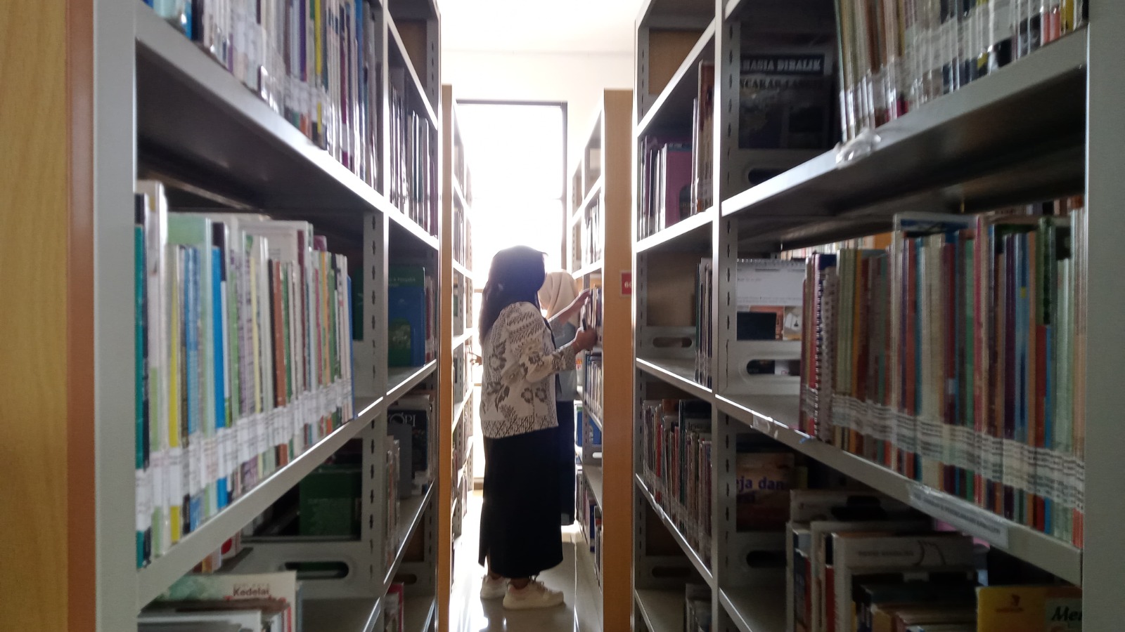 Pengunjung memilih buku di Perpustakaan Ngawi saat jam layanan perpustakaan berlangsung. ASEP SYAEFUL/RADAR NGAWI