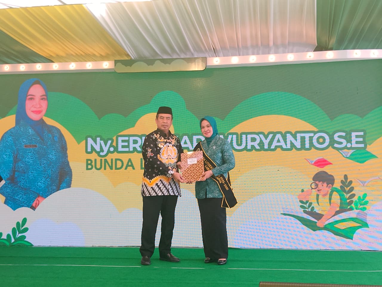 LITERASI: Bupati Madiun mengukuhkan Erni Hari Wuryanto sebagai Bunda Literasi Kabupaten Madiun.